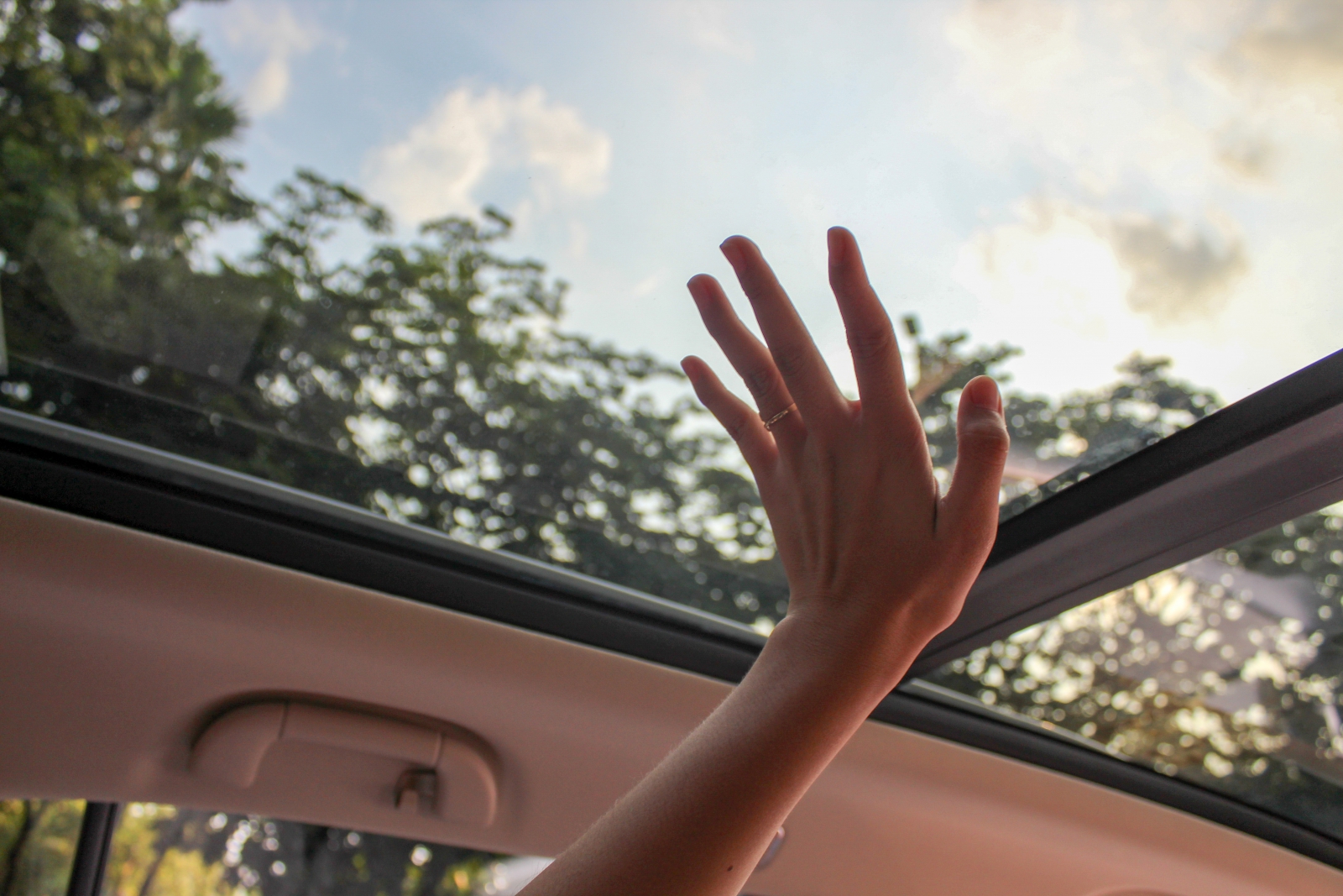 【汽車專知】天窗有什麼功能？天窗如何保養？